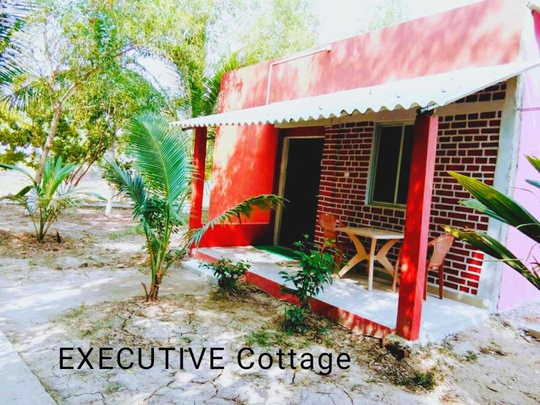Estuarine Village Resort Satabhaya Exterior photo